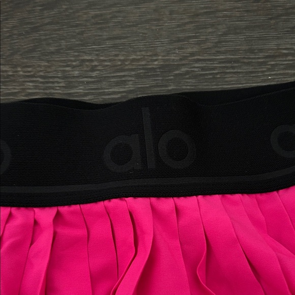 ALO Yoga Vibrant Pink Mini tennis/pickleball Skirt - Picture 3 of 8
